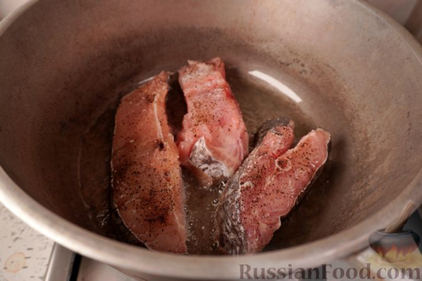 Сом с грибами и овощами в сливочном соусе