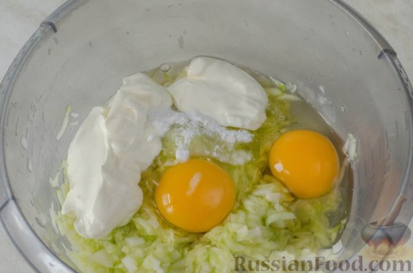 Рулет из кабачков с творожно-сырной начинкой и сладким перцем