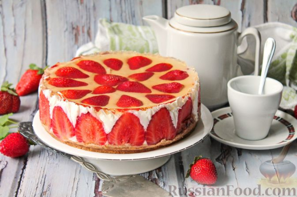 Муссовый творожно-сливочный торт с печеньем, клубникой и желе