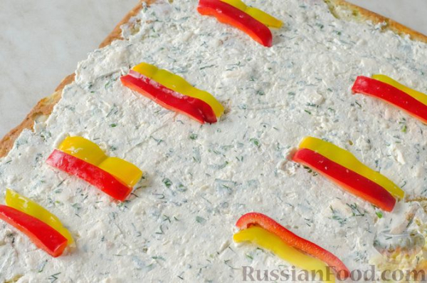 Рулет из кабачков с творожно-сырной начинкой и сладким перцем