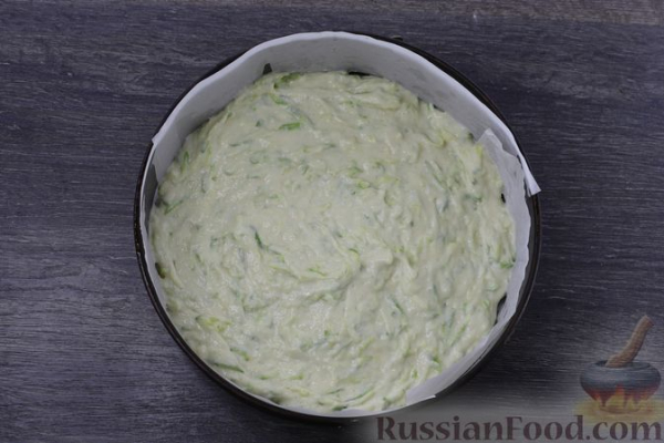Заливной пирог из кабачкового теста, с яйцами, луком и плавленым сыром