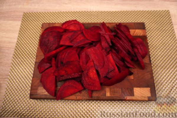 Свекольный бульон с мясными ушками