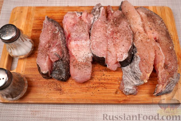 Сом с грибами и овощами в сливочном соусе
