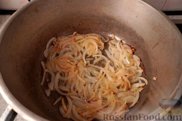 Сом с грибами и овощами в сливочном соусе