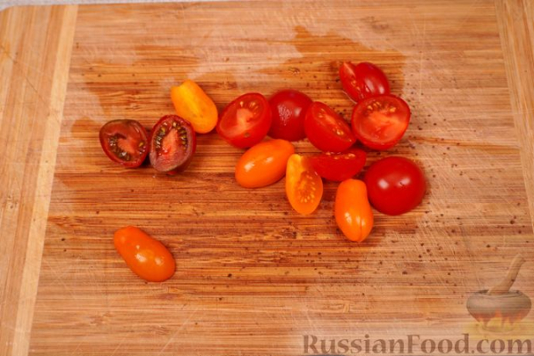 Сом с грибами и овощами в сливочном соусе