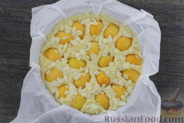 Пирог с абрикосами и миндалём