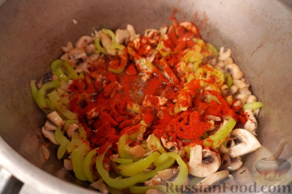 Сом с грибами и овощами в сливочном соусе
