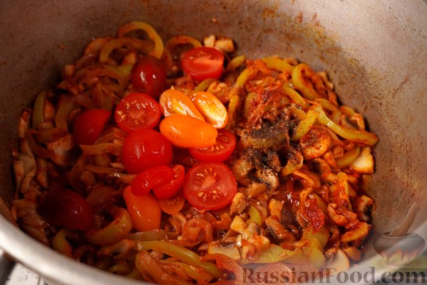 Сом с грибами и овощами в сливочном соусе