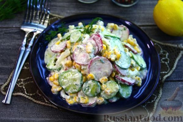 Салат из огурцов, редиса, кукурузы и лука