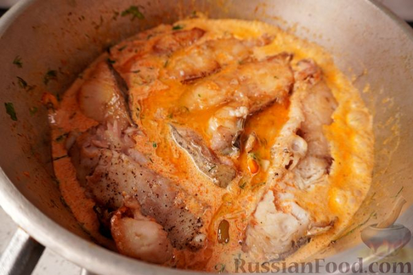Сом с грибами и овощами в сливочном соусе