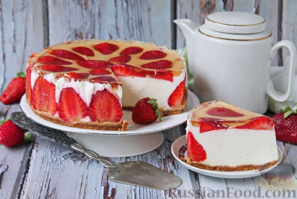 Муссовый творожно-сливочный торт с печеньем, клубникой и желе