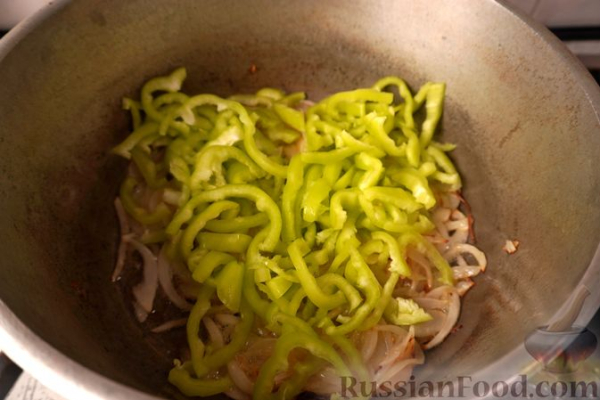 Сом с грибами и овощами в сливочном соусе