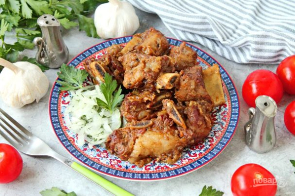 Говяжьи ребрышки в казане с луком