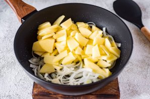 Картошка с фаршем в горшочках