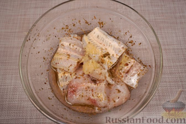 Гирос с белой рыбой и соусом дзадзики