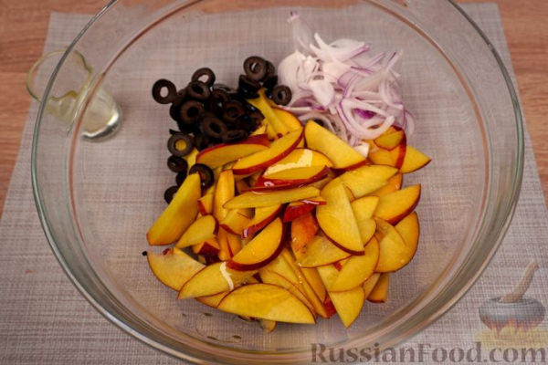 Греческий салат из персиков, феты и маслин