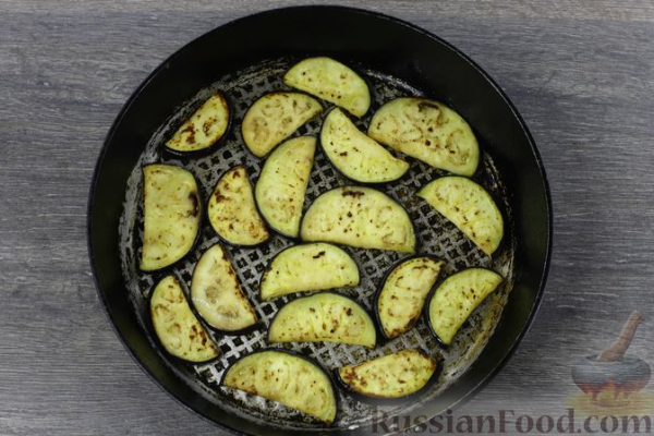 Острая закуска из жареных баклажанов с помидорами