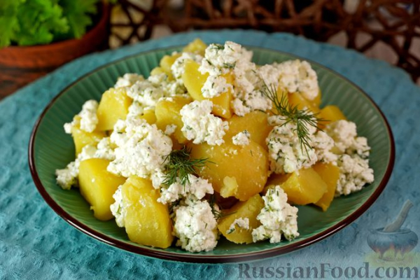Отварной картофель с творогом и зеленью