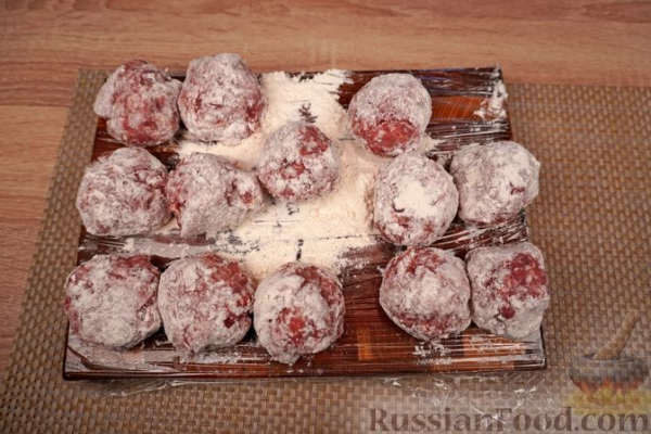 Кифтелуце в овощном соусе