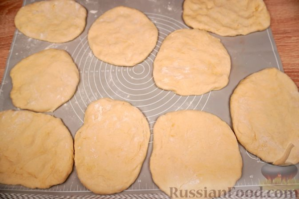 Солёные булочки с начинкой из обжаренной муки и пряностей