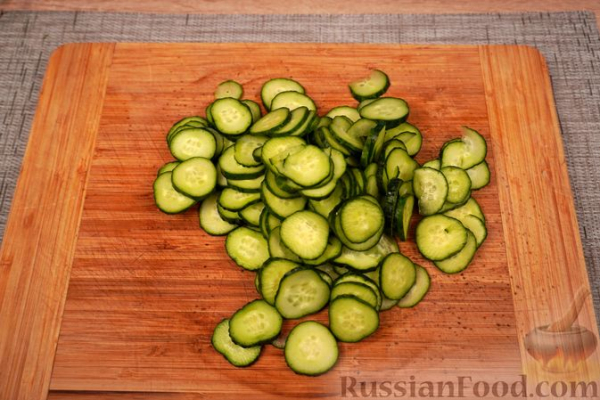 Салат из огурцов с укропом и брынзой