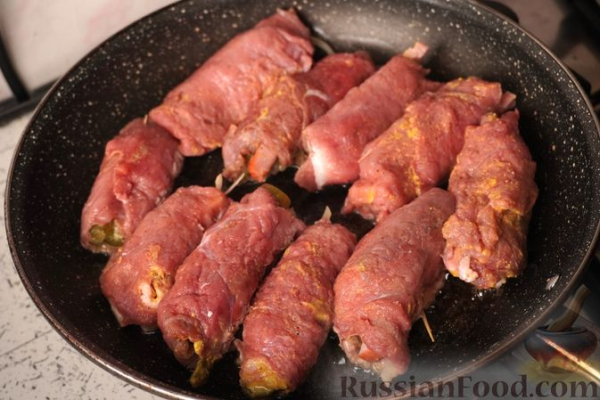 Польские зразы из говядины, с солёными огурцами, беконом и луком