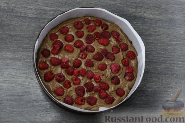 Шоколадный пирог с малиной