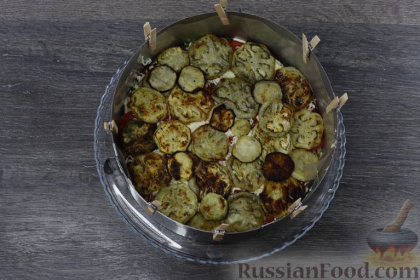 Закусочный торт из запечённых баклажанов, с помидорами и сыром