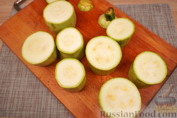 Кабачки, фаршированные творогом, брынзой и сладким перцем