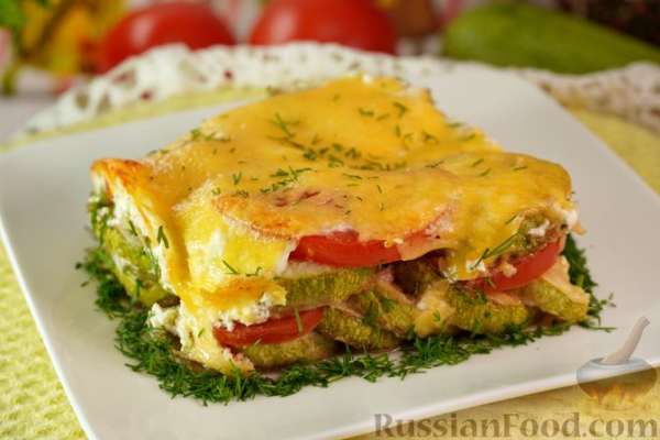 Кабачки с помидорами, запечённые в сметане