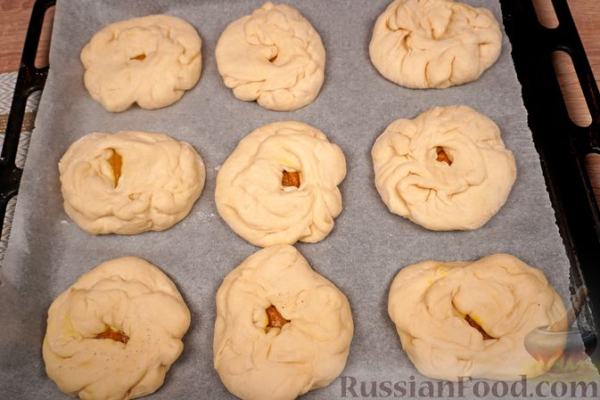 Солёные булочки с начинкой из обжаренной муки и пряностей