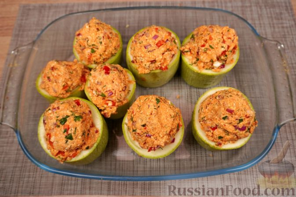 Кабачки, фаршированные творогом, брынзой и сладким перцем