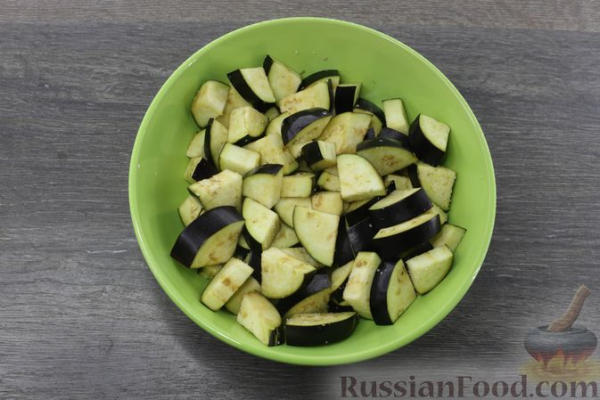Закуска из запечённых баклажанов с базиликом и чесноком
