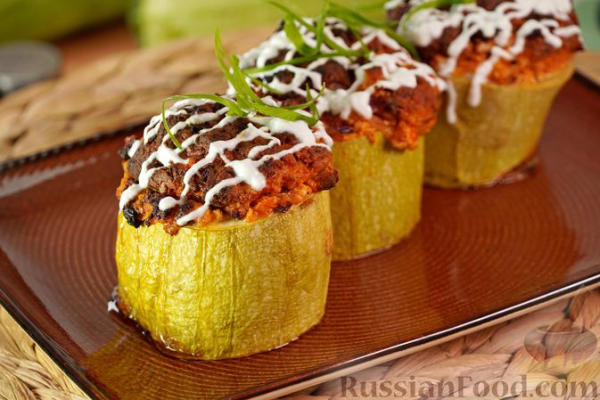Кабачки, фаршированные творогом, брынзой и сладким перцем