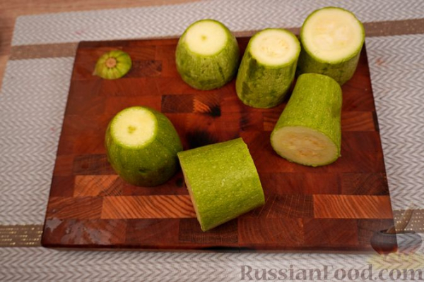 Фаршированные кабачки с йогуртовым соусом