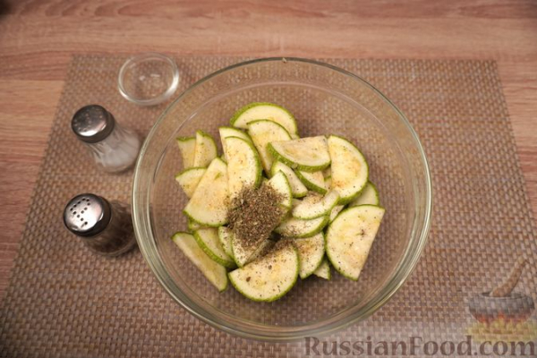 Хек, запечённый с кабачками и сливочным соусом