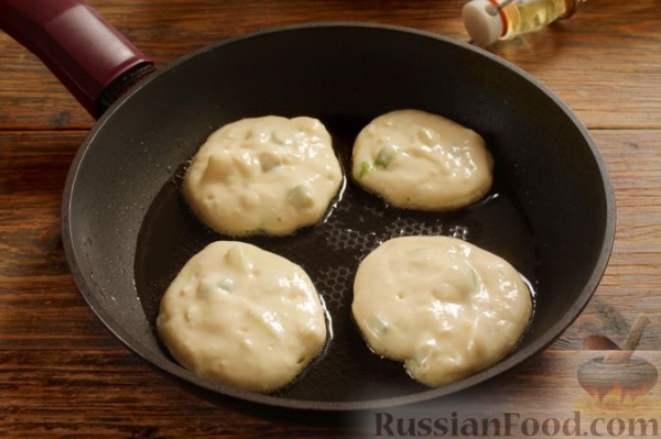 Ленивые пирожки-оладушки с варёным яйцом и зелёным луком
