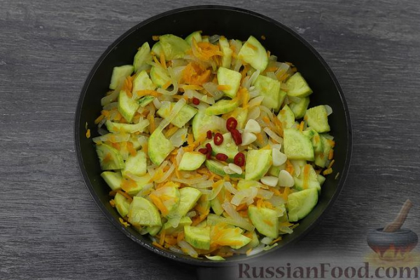 Кабачки, тушенные в сметане, с чесноком и перцем чили