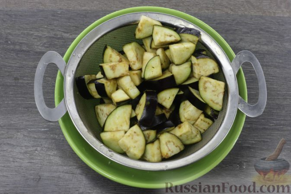 Закуска из запечённых баклажанов с базиликом и чесноком
