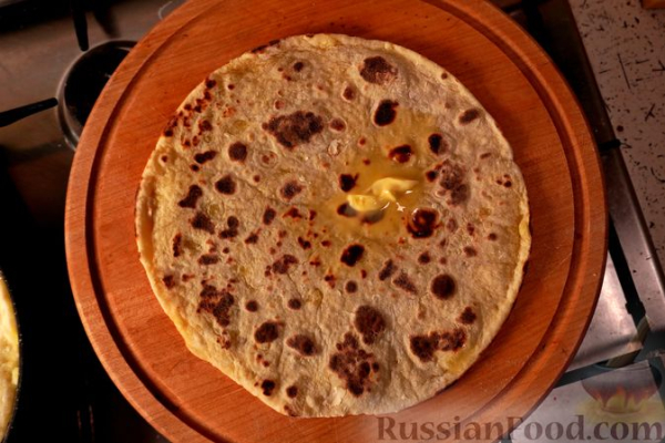 Локше (картофельные лепёшки со сладкой маковой начинкой)