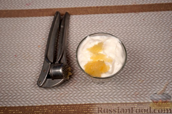 Фаршированные кабачки с йогуртовым соусом