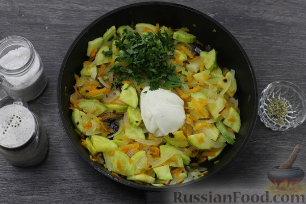 Кабачки, тушенные в сметане, с чесноком и перцем чили