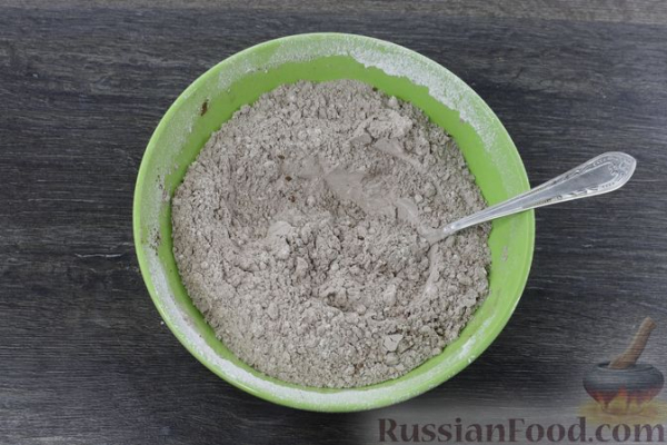 Шоколадный пирог с малиной