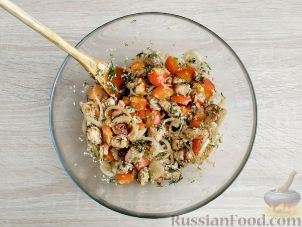 Салат с индейкой, сладким перцем и кунжутом