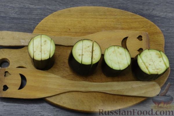 Баклажаны-гармошки с фаршем, тушенные в томатном соусе