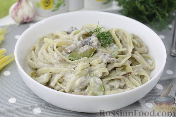 Лапша с грибами и кабачками в сливочном соусе