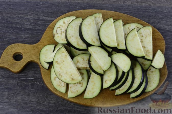 Острая закуска из жареных баклажанов с помидорами
