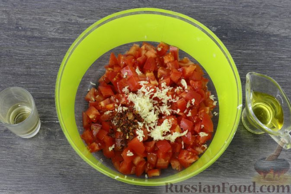 Острая закуска из жареных баклажанов с помидорами