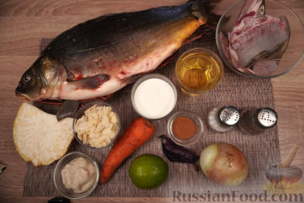 Карп, варёный в винном бульоне, с миндальным соусом