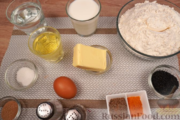 Солёные булочки с начинкой из обжаренной муки и пряностей
